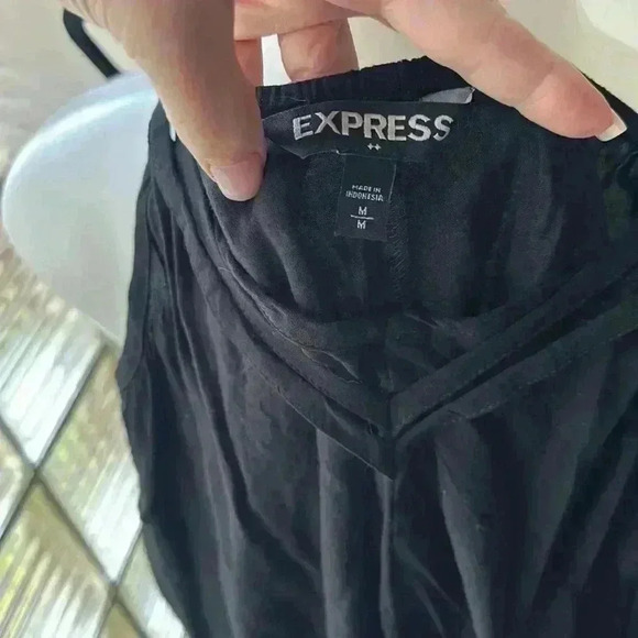 Size M Black Flowy short romper with pockets from Express - Picture 3 of 6